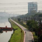 Rio Pinheiros tem maior retirada de lixo em três anos e soma 44 mil toneladas em 2025