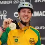 Campeão mundial de patins, Danilo Senna usa vídeos da internet para evoluir no Roller Freestyle