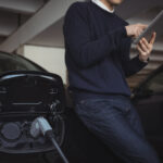 Governo de SP sanciona lei para instalação de carregadores de carros elétricos em condomínios e beneficiará cerca de 60 mil veículos