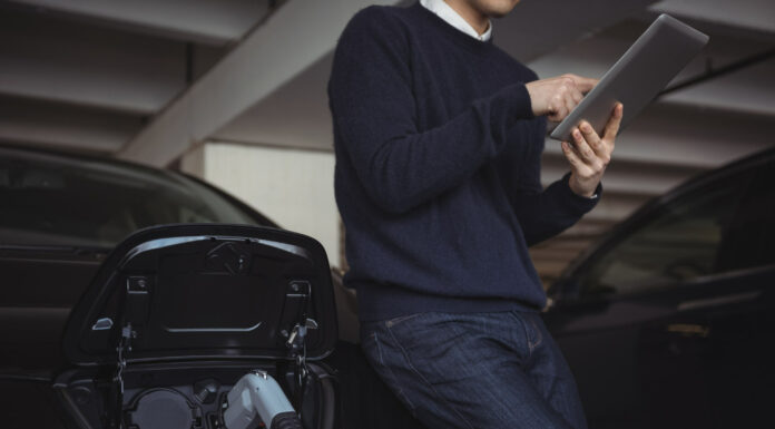 Governo de SP sanciona lei para instalação de carregadores de carros elétricos em condomínios e beneficiará cerca de 60 mil veículos