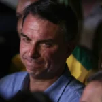 Saída de Flávio Bolsonaro do Brasil repercute na imprensa internacional após derrota nas urnas
