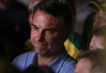 Saída de Flávio Bolsonaro do Brasil repercute na imprensa internacional após derrota nas urnas