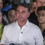 Flávio agradece Trump e Milei após deixar o Brasil e volta a contestar resultado da eleição