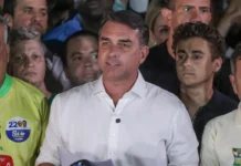 Flávio agradece Trump e Milei após deixar o Brasil e volta a contestar resultado da eleição
